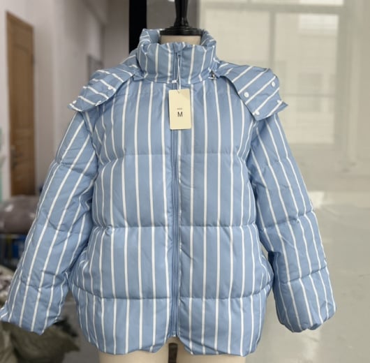 Laisvai krintantis medvilnės paltas su nuimama gobtuvu ir stovinčia apykakle, dryžuotas raštas, Oxford audinys, poliester/spandeks mišinys