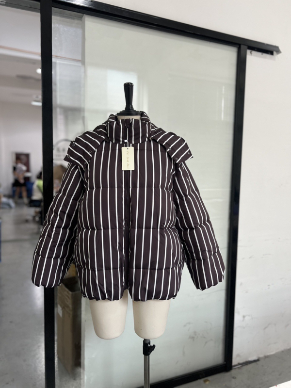 Laisvai krintantis medvilnės paltas su nuimama gobtuvu ir stovinčia apykakle, dryžuotas raštas, Oxford audinys, poliester/spandeks mišinys