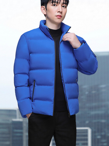 Ανδρικό χειμερινό μπουφάν με σταθερό γιακά, φερμουάρ, παχιά επένδυση πολυεστέρα και πολλαπλά τσεπάκια