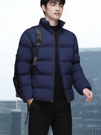 Ανδρικό χειμερινό μπουφάν με σταθερό γιακά, φερμουάρ, παχιά επένδυση πολυεστέρα και πολλαπλά τσεπάκια