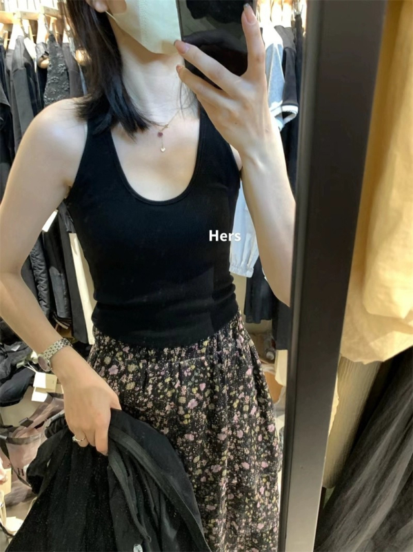 Haltera kakla top ar kvadrātveida kaklu, bieza viskozes auduma, iekšējie spilventiņi no kokvilnas un sūklīša