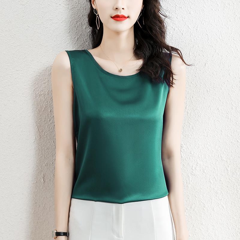 Camisola od acetatnog satena, s trakama, slobodan kroj, jedinstven uzorak, duljina 50–65 cm