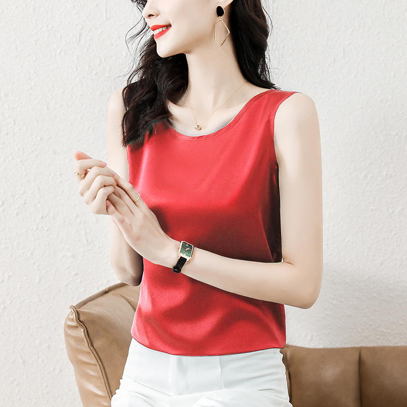 Camisola od acetatnog satena, s trakama, slobodan kroj, jedinstven uzorak, duljina 50–65 cm