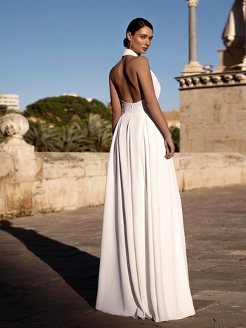 Plašu kāju kombinezons bez piedurknēm ar haltera kaklu, V-veida izgriezums, 90–95% poliesteres