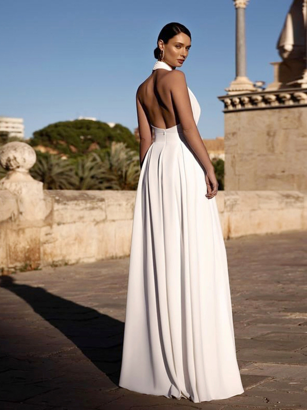 Plašu kāju kombinezons bez piedurknēm ar haltera kaklu, V-veida izgriezums, 90–95% poliesteres