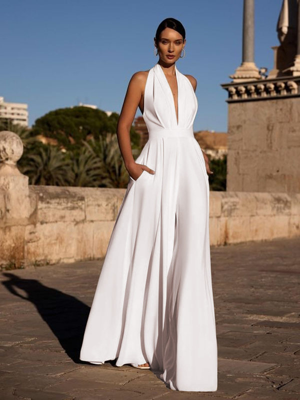 Plašu kāju kombinezons bez piedurknēm ar haltera kaklu, V-veida izgriezums, 90–95% poliesteres