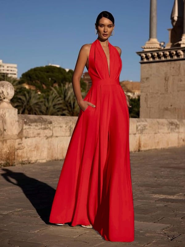 Plašu kāju kombinezons bez piedurknēm ar haltera kaklu, V-veida izgriezums, 90–95% poliesteres