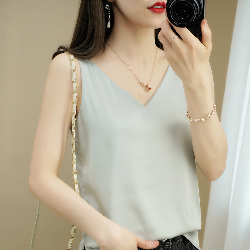 Слинг стил сатенена потничка, корейски стил, свободен силует, дължина 50–65 cm, еднотонна шарка, главна тъкан: сатен; съдържание на основната тъкан: 95% мулбери коприна