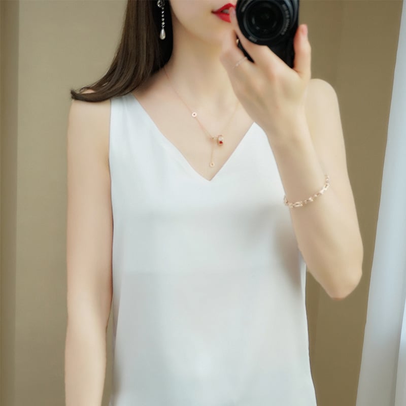 Слинг стил сатенена потничка, корейски стил, свободен силует, дължина 50–65 cm, еднотонна шарка, главна тъкан: сатен; съдържание на основната тъкан: 95% мулбери коприна