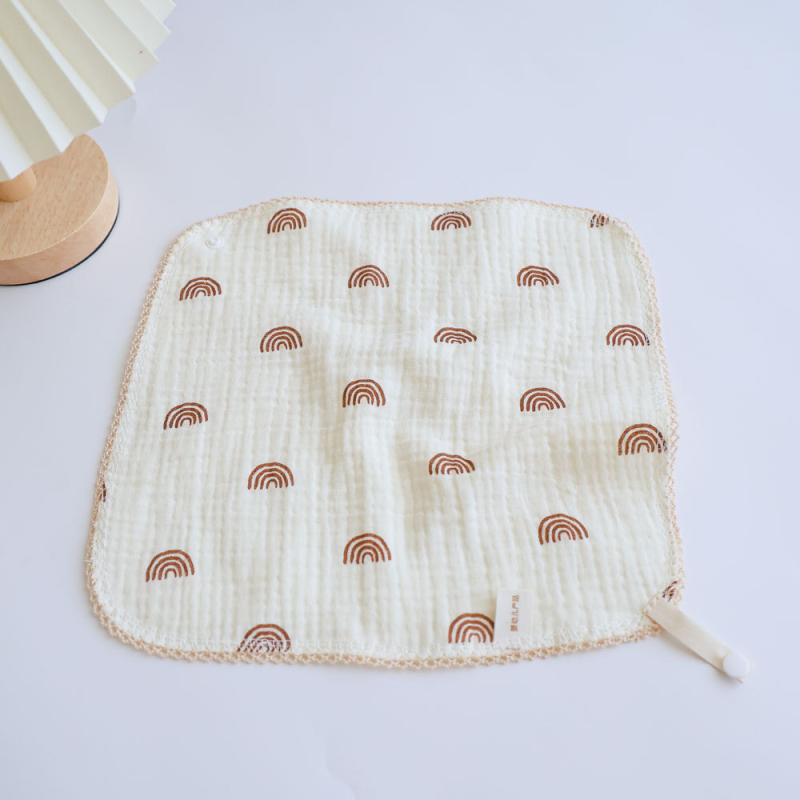 Zīdaiņa siekalas lakats ar sprādzi, četras kārtas gāzes no tīras kokvilnas, raksts ar dzīvniekiem, dvuzreiz lietojams kvadrātveida dvielis