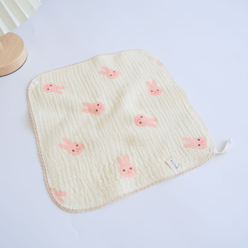 Zīdaiņa siekalas lakats ar sprādzi, četras kārtas gāzes no tīras kokvilnas, raksts ar dzīvniekiem, dvuzreiz lietojams kvadrātveida dvielis