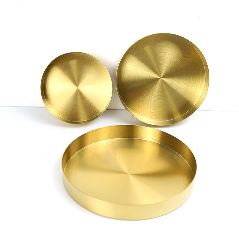 Rozsdamentes acélból készült kör alakú sekély tál, felület elektroplatírozás, mikrohullámú sütőben használható, könnyed luxus stílus