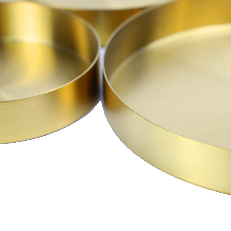 Rozsdamentes acélból készült kör alakú sekély tál, felület elektroplatírozás, mikrohullámú sütőben használható, könnyed luxus stílus