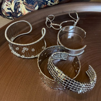 Geometriska rokassprādze ar cirkoniju, misiņa-plastmasas materiāls, elektroplakāta apdare, vasara 2025, personīgais stils, 20 g