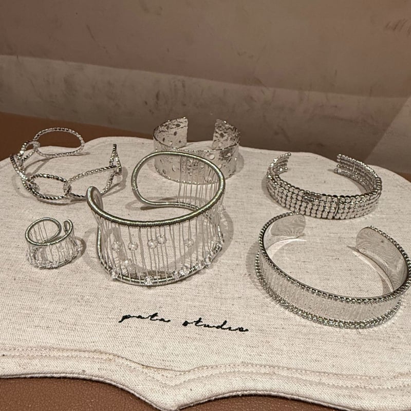 Geometriska rokassprādze ar cirkoniju, misiņa-plastmasas materiāls, elektroplakāta apdare, vasara 2025, personīgais stils, 20 g