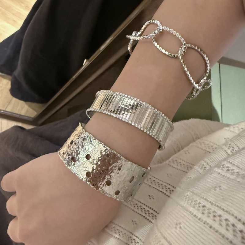 Geometriska rokassprādze ar cirkoniju, misiņa-plastmasas materiāls, elektroplakāta apdare, vasara 2025, personīgais stils, 20 g