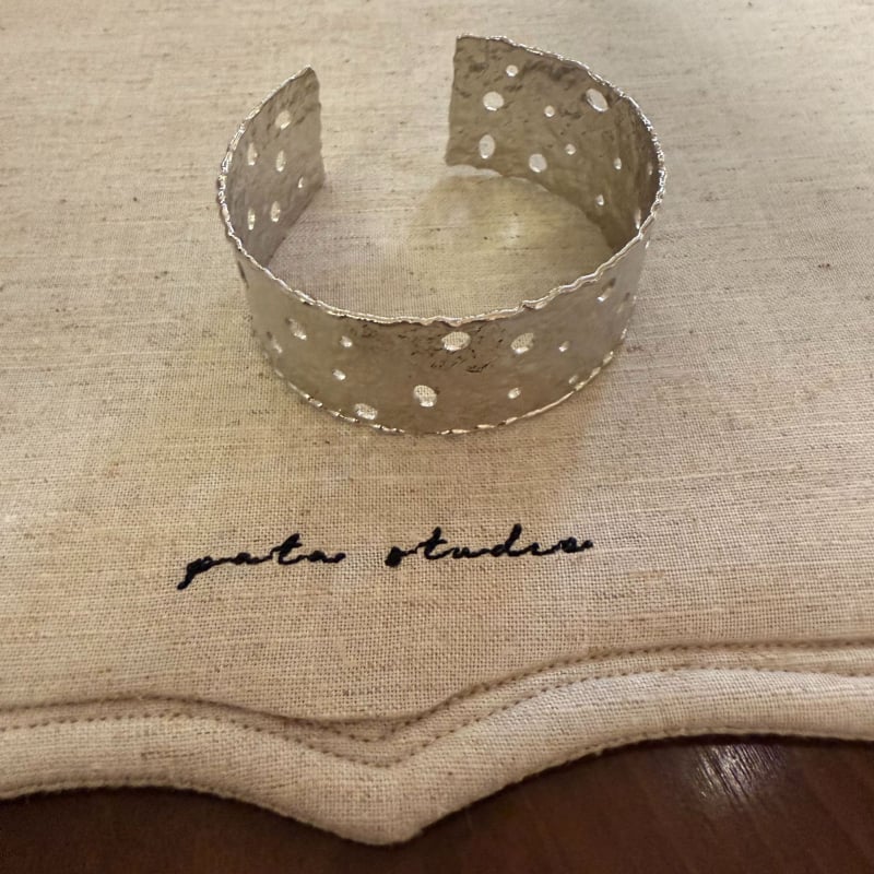 Geometriska rokassprādze ar cirkoniju, misiņa-plastmasas materiāls, elektroplakāta apdare, vasara 2025, personīgais stils, 20 g