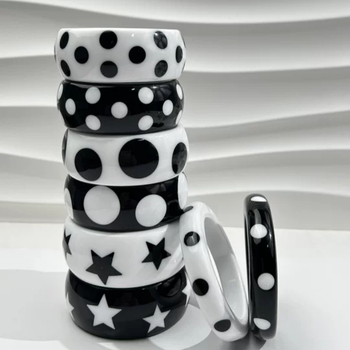 Sveķu rokassprādze ar ģeometriskiem rakstiem: punkti un zvaigznes, 50 g, Zy2510085, Ziemas 2025 izdevums