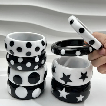 Sveķu rokassprādze ar ģeometriskiem rakstiem: punkti un zvaigznes, 50 g, Zy2510085, Ziemas 2025 izdevums