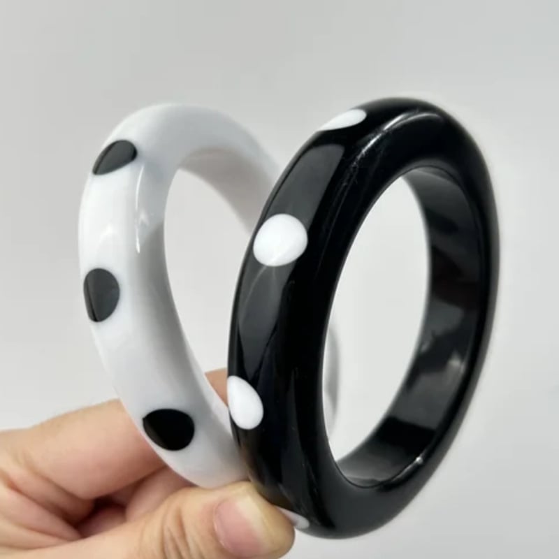 Sveķu rokassprādze ar ģeometriskiem rakstiem: punkti un zvaigznes, 50 g, Zy2510085, Ziemas 2025 izdevums