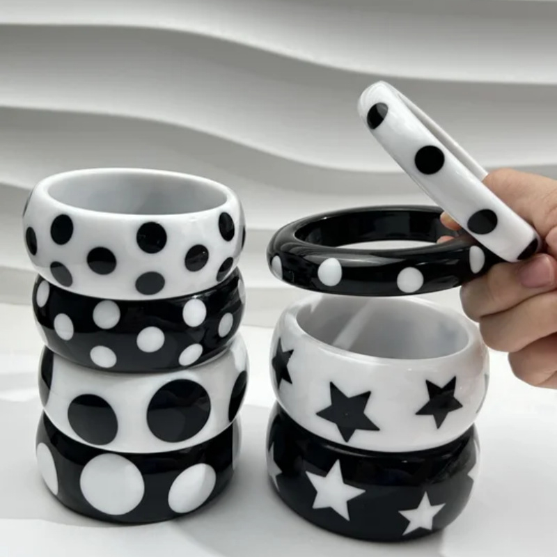 Sveķu rokassprādze ar ģeometriskiem rakstiem: punkti un zvaigznes, 50 g, Zy2510085, Ziemas 2025 izdevums