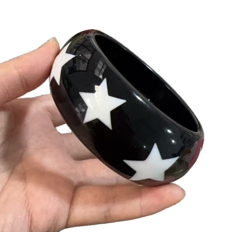 Sveķu rokassprādze ar ģeometriskiem rakstiem: punkti un zvaigznes, 50 g, Zy2510085, Ziemas 2025 izdevums