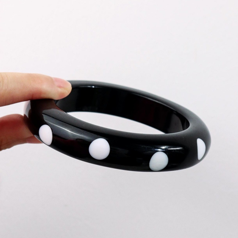 Sveķu rokassprādze ar ģeometriskiem rakstiem: punkti un zvaigznes, 50 g, Zy2510085, Ziemas 2025 izdevums