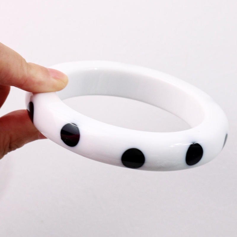 Sveķu rokassprādze ar ģeometriskiem rakstiem: punkti un zvaigznes, 50 g, Zy2510085, Ziemas 2025 izdevums