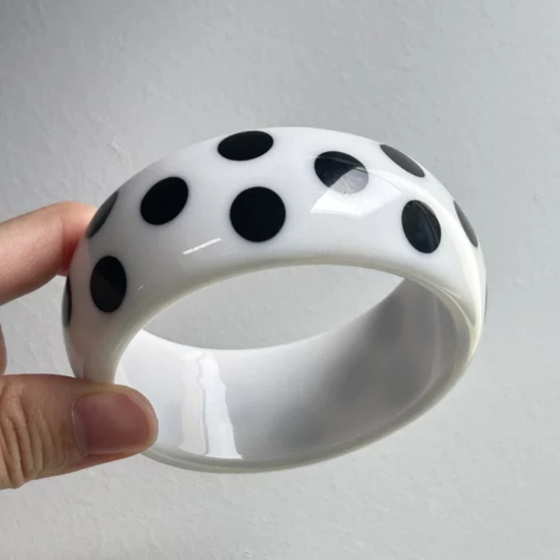 Sveķu rokassprādze ar ģeometriskiem rakstiem: punkti un zvaigznes, 50 g, Zy2510085, Ziemas 2025 izdevums