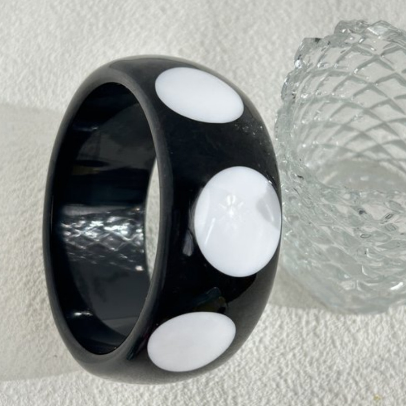 Sveķu rokassprādze ar ģeometriskiem rakstiem: punkti un zvaigznes, 50 g, Zy2510085, Ziemas 2025 izdevums