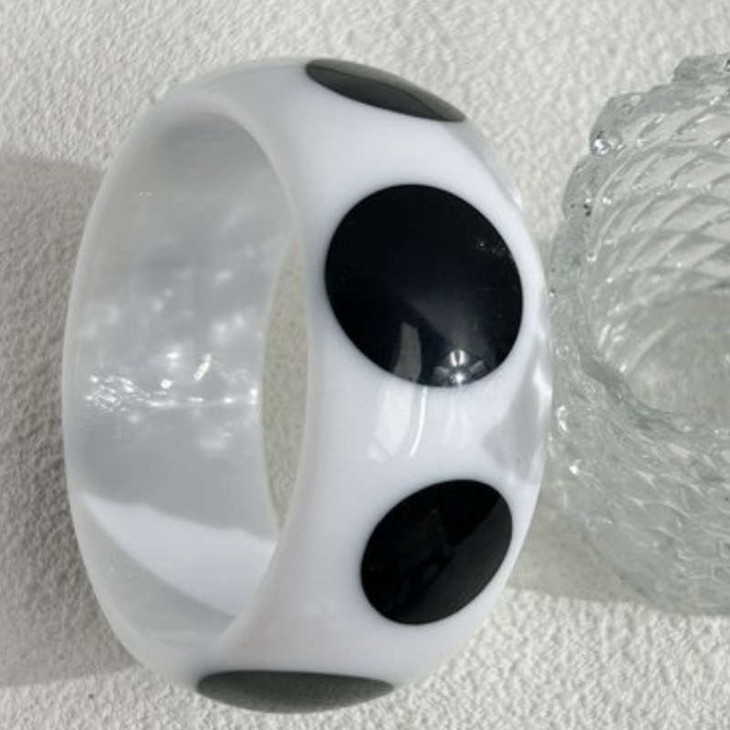 Sveķu rokassprādze ar ģeometriskiem rakstiem: punkti un zvaigznes, 50 g, Zy2510085, Ziemas 2025 izdevums