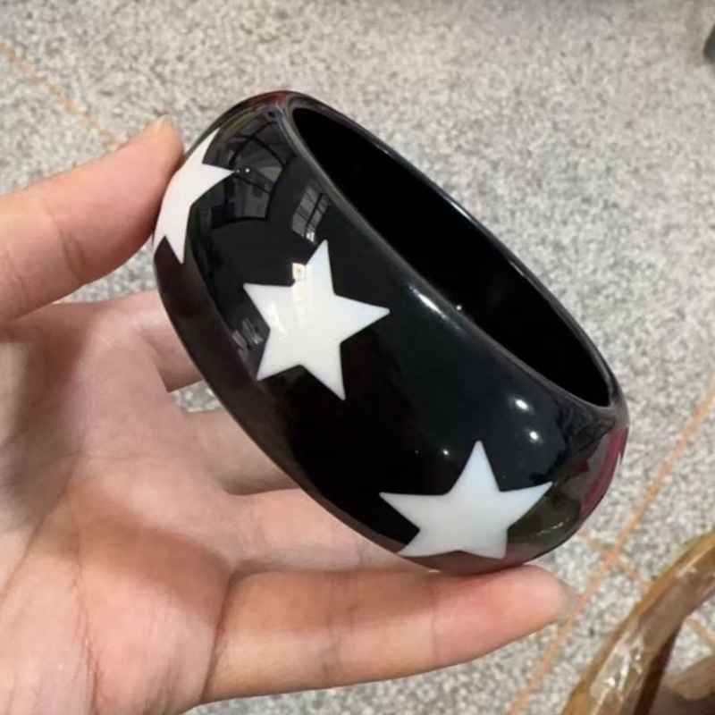 Sveķu rokassprādze ar ģeometriskiem rakstiem: punkti un zvaigznes, 50 g, Zy2510085, Ziemas 2025 izdevums