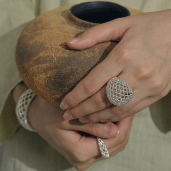 Rokassprādze ar izgriezumu pilnmēness un režģa rakstu; vara; elektroplatēšana; viegls luksusa stils; 2025. rudens izlaišana; 20 g