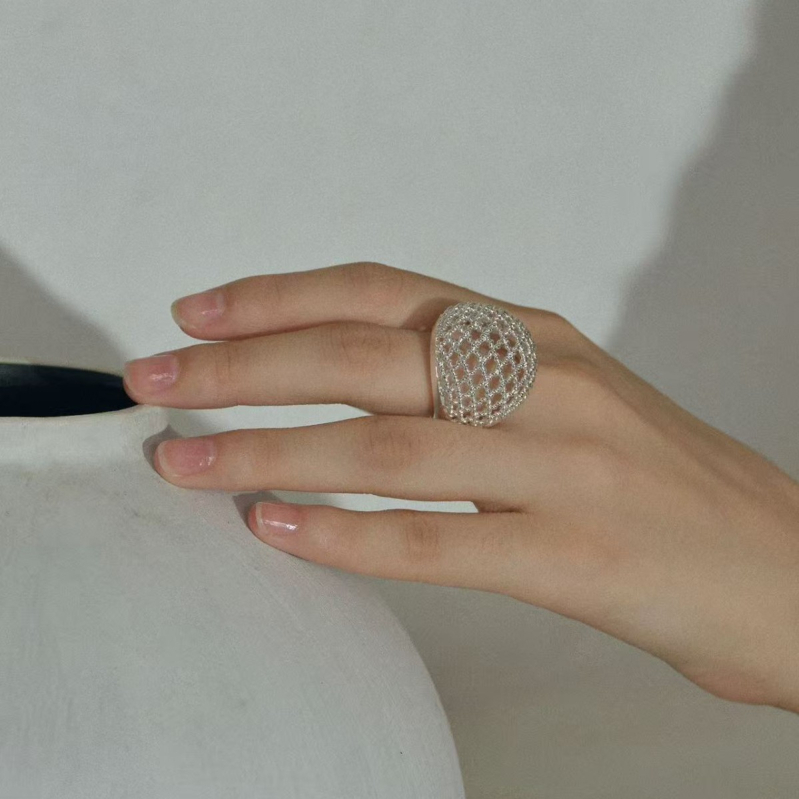 Rokassprādze ar izgriezumu pilnmēness un režģa rakstu; vara; elektroplatēšana; viegls luksusa stils; 2025. rudens izlaišana; 20 g