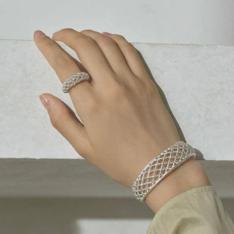 Rokassprādze ar izgriezumu pilnmēness un režģa rakstu; vara; elektroplatēšana; viegls luksusa stils; 2025. rudens izlaišana; 20 g