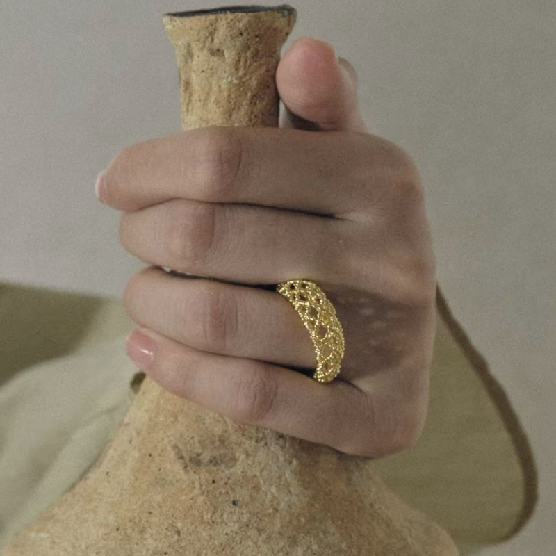 Rokassprādze ar izgriezumu pilnmēness un režģa rakstu; vara; elektroplatēšana; viegls luksusa stils; 2025. rudens izlaišana; 20 g