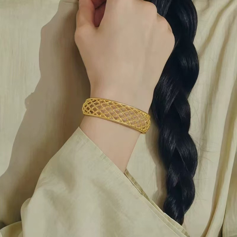 Rokassprādze ar izgriezumu pilnmēness un režģa rakstu; vara; elektroplatēšana; viegls luksusa stils; 2025. rudens izlaišana; 20 g