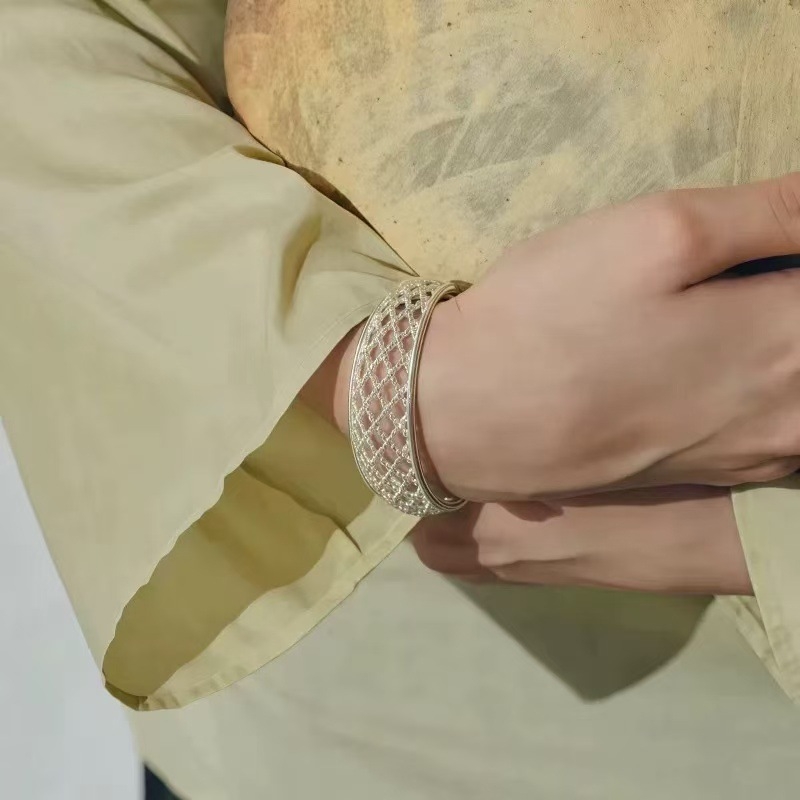 Rokassprādze ar izgriezumu pilnmēness un režģa rakstu; vara; elektroplatēšana; viegls luksusa stils; 2025. rudens izlaišana; 20 g