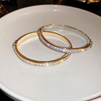 Rokassprādze ar zirkonu un burta sprādze – 18 g, elektroplatēta, pilsētas stils