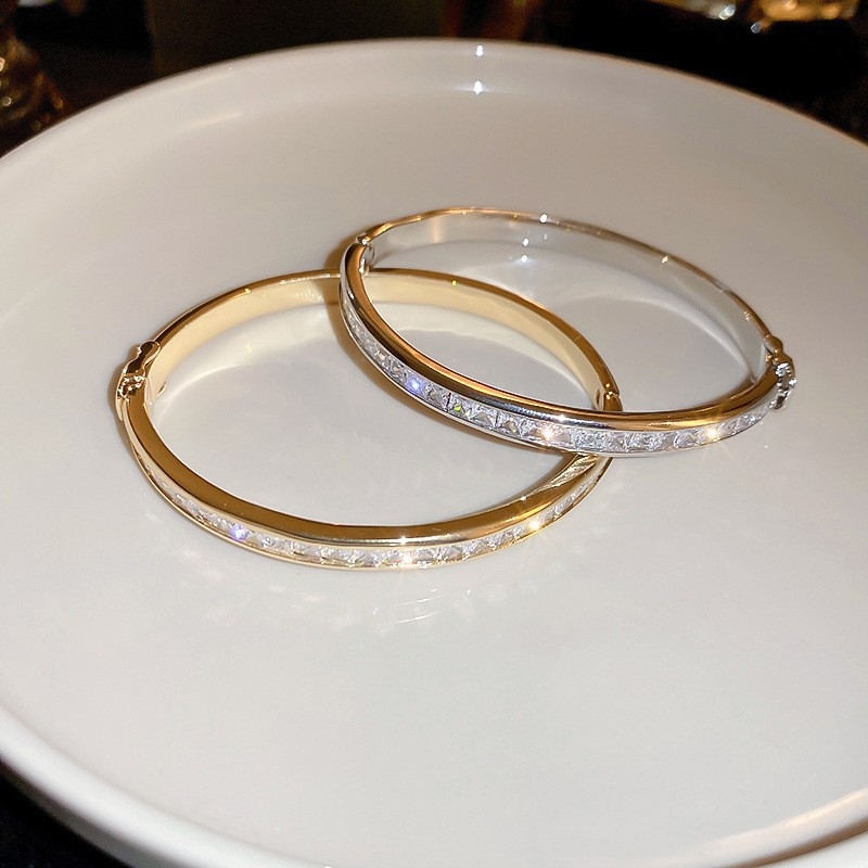 Rokassprādze ar zirkonu un burta sprādze – 18 g, elektroplatēta, pilsētas stils