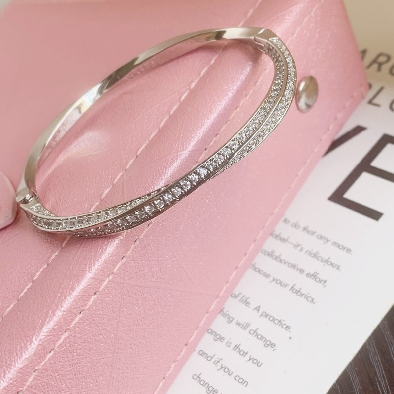 Rokassprādze ar zirkonu un burta sprādze – 18 g, elektroplatēta, pilsētas stils