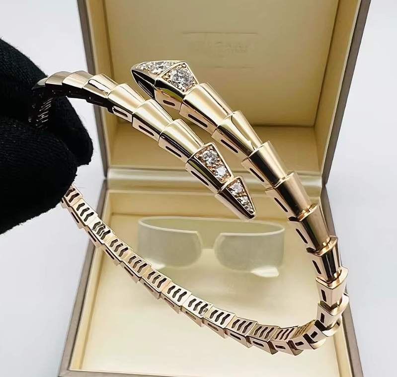 Čūskas formas rokassprādze ar atvērtu dizainu, Materiāls: V gold; Apstrāde: dimants; Svars: 16.5; Sezona: pavasaris 2025