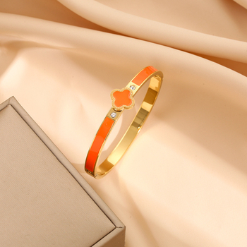 Titāna tērauda rokassprādze ar četrlapu laimi un cirkoniju iemontētiem, elektroplakēts apdare, svars 0,03 kg, mūsdienīgs pilsētas stila