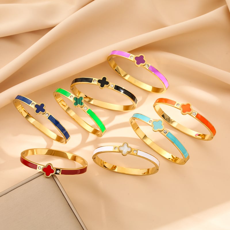 Titāna tērauda rokassprādze ar četrlapu laimi un cirkoniju iemontētiem, elektroplakēts apdare, svars 0,03 kg, mūsdienīgs pilsētas stila