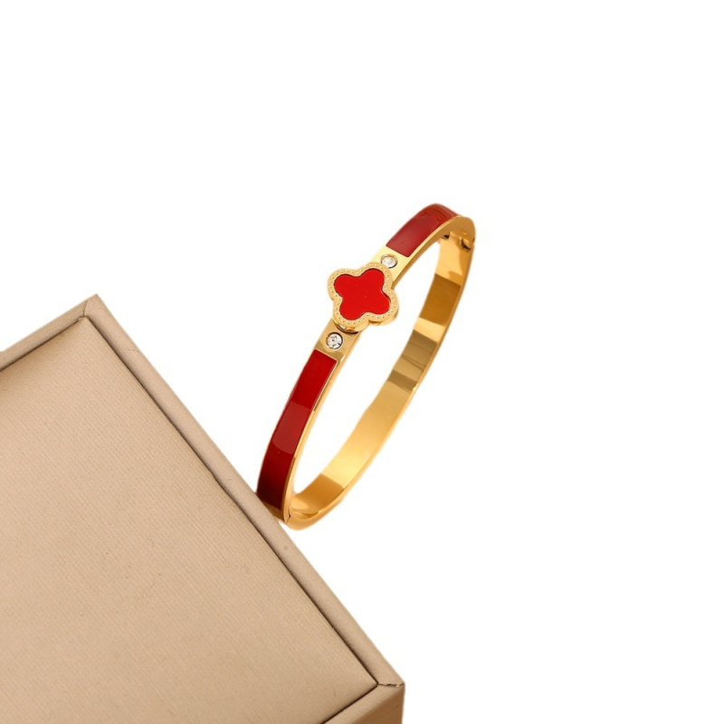 Titāna tērauda rokassprādze ar četrlapu laimi un cirkoniju iemontētiem, elektroplakēts apdare, svars 0,03 kg, mūsdienīgs pilsētas stila