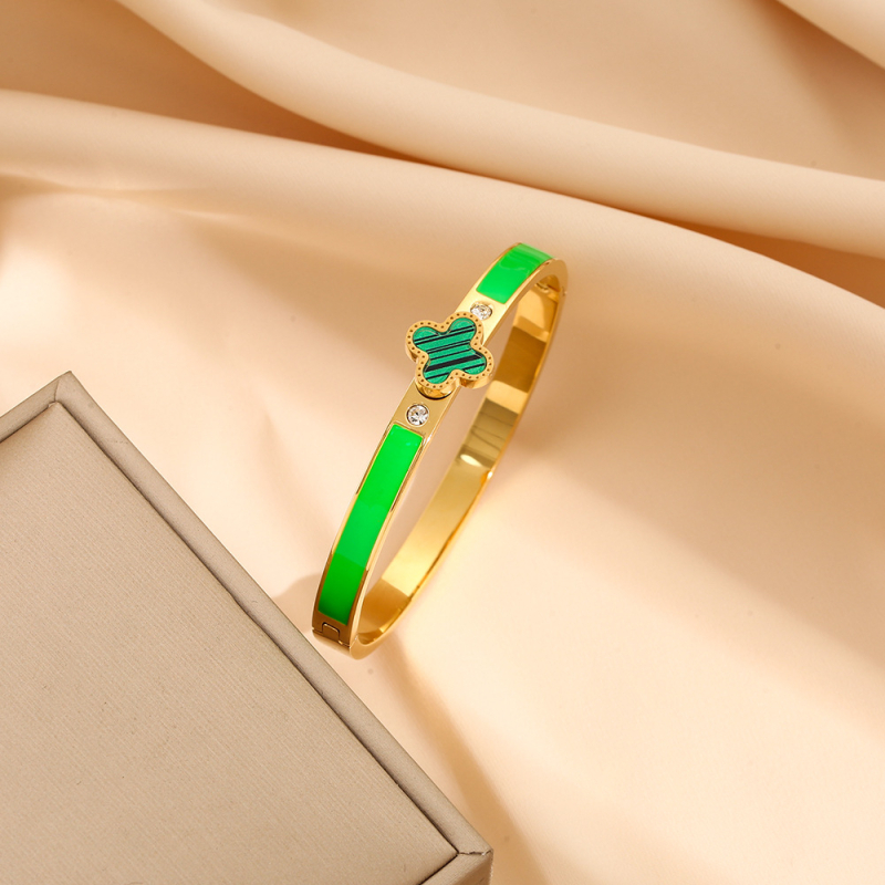 Titāna tērauda rokassprādze ar četrlapu laimi un cirkoniju iemontētiem, elektroplakēts apdare, svars 0,03 kg, mūsdienīgs pilsētas stila