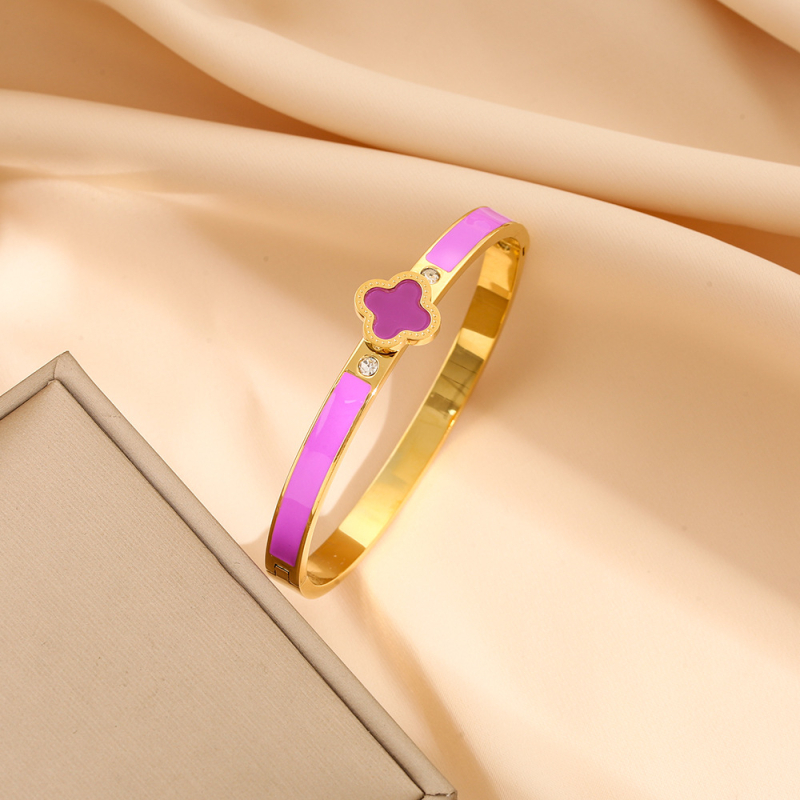 Titāna tērauda rokassprādze ar četrlapu laimi un cirkoniju iemontētiem, elektroplakēts apdare, svars 0,03 kg, mūsdienīgs pilsētas stila