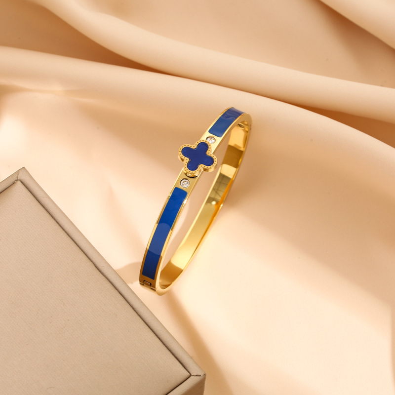 Titāna tērauda rokassprādze ar četrlapu laimi un cirkoniju iemontētiem, elektroplakēts apdare, svars 0,03 kg, mūsdienīgs pilsētas stila