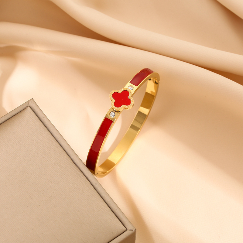 Titāna tērauda rokassprādze ar četrlapu laimi un cirkoniju iemontētiem, elektroplakēts apdare, svars 0,03 kg, mūsdienīgs pilsētas stila