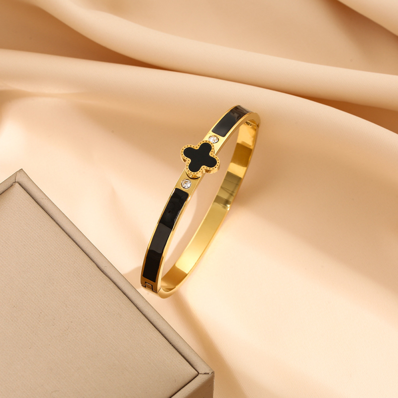 Titāna tērauda rokassprādze ar četrlapu laimi un cirkoniju iemontētiem, elektroplakēts apdare, svars 0,03 kg, mūsdienīgs pilsētas stila